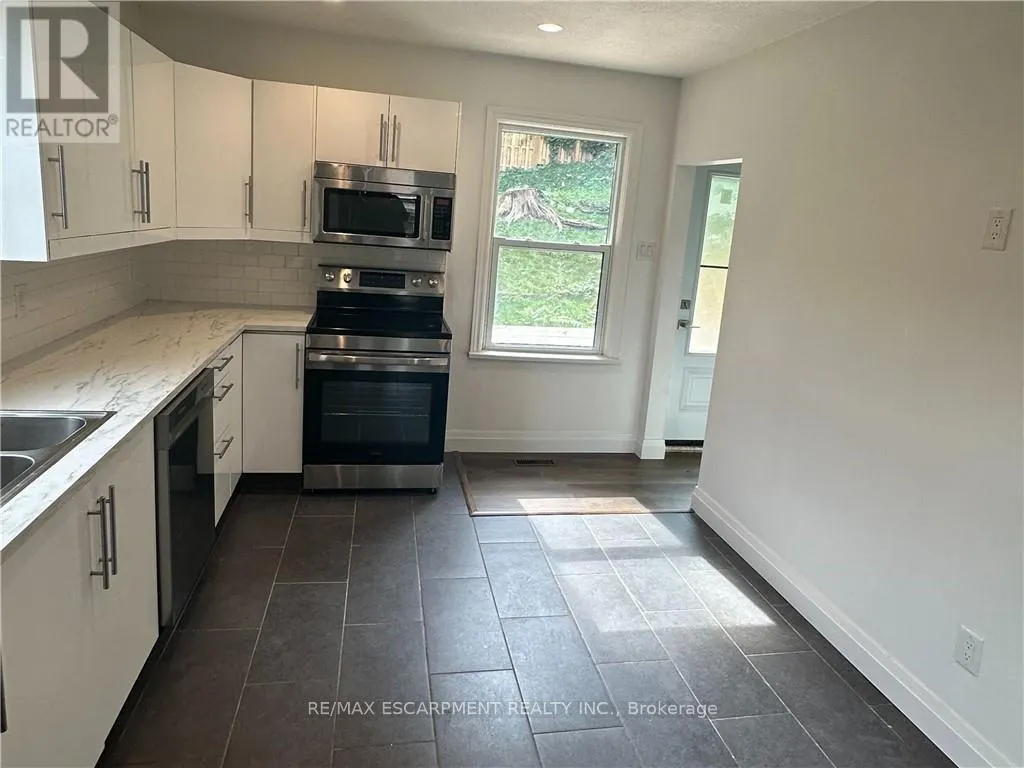 32 DUNDAS STREET E