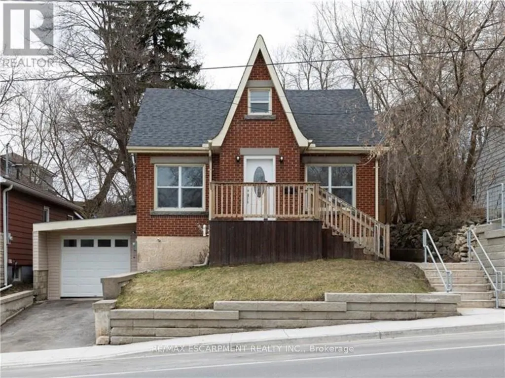 32 DUNDAS STREET E