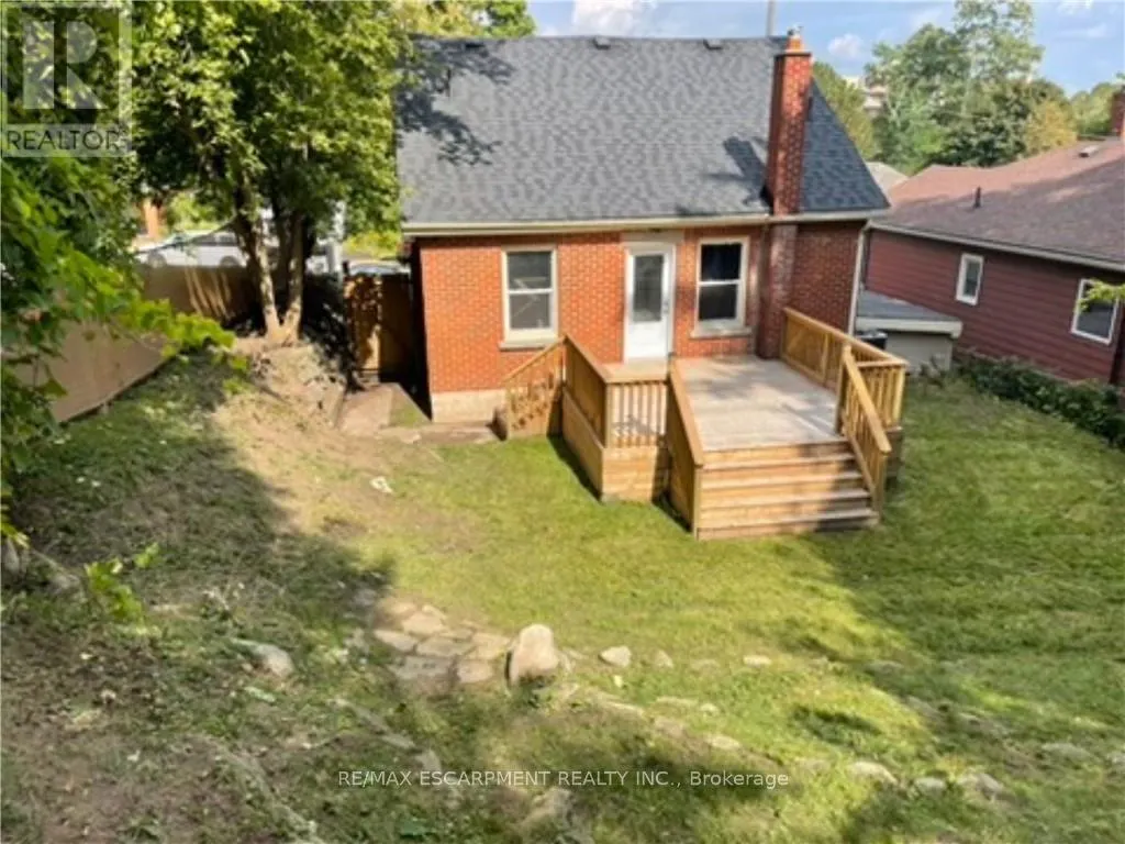 32 DUNDAS STREET E