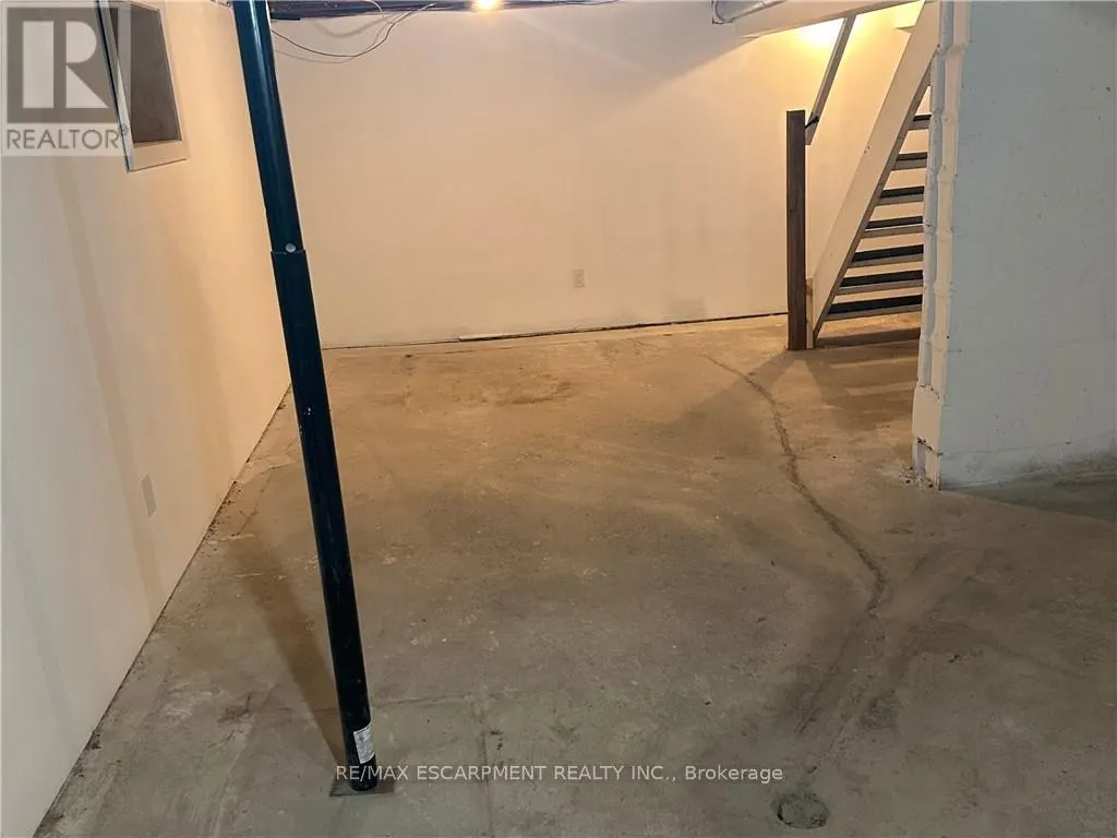32 DUNDAS STREET E