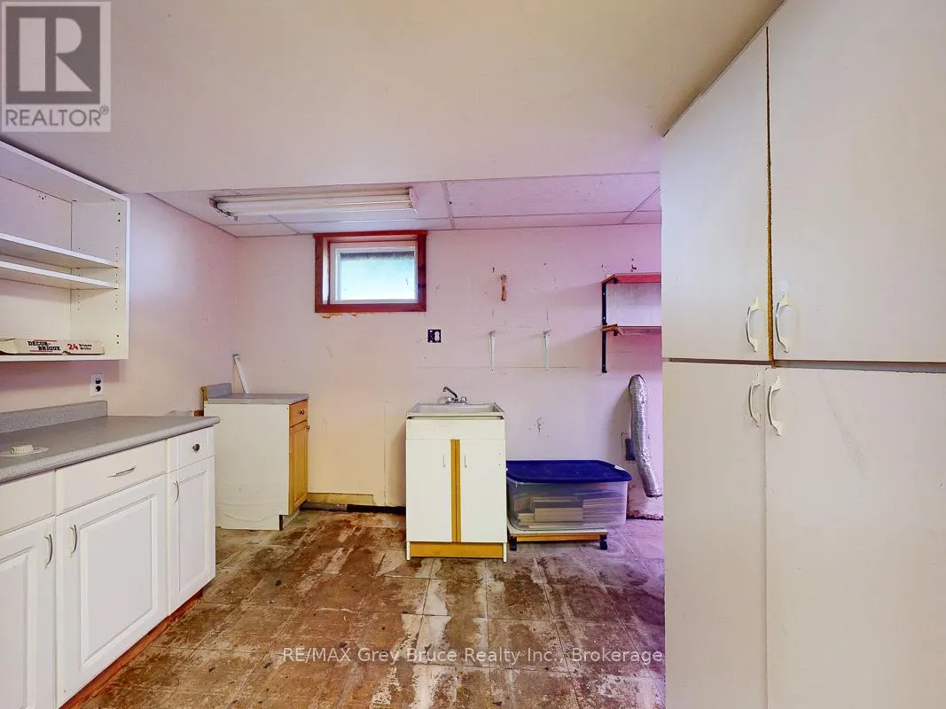 877 30TH STREET W