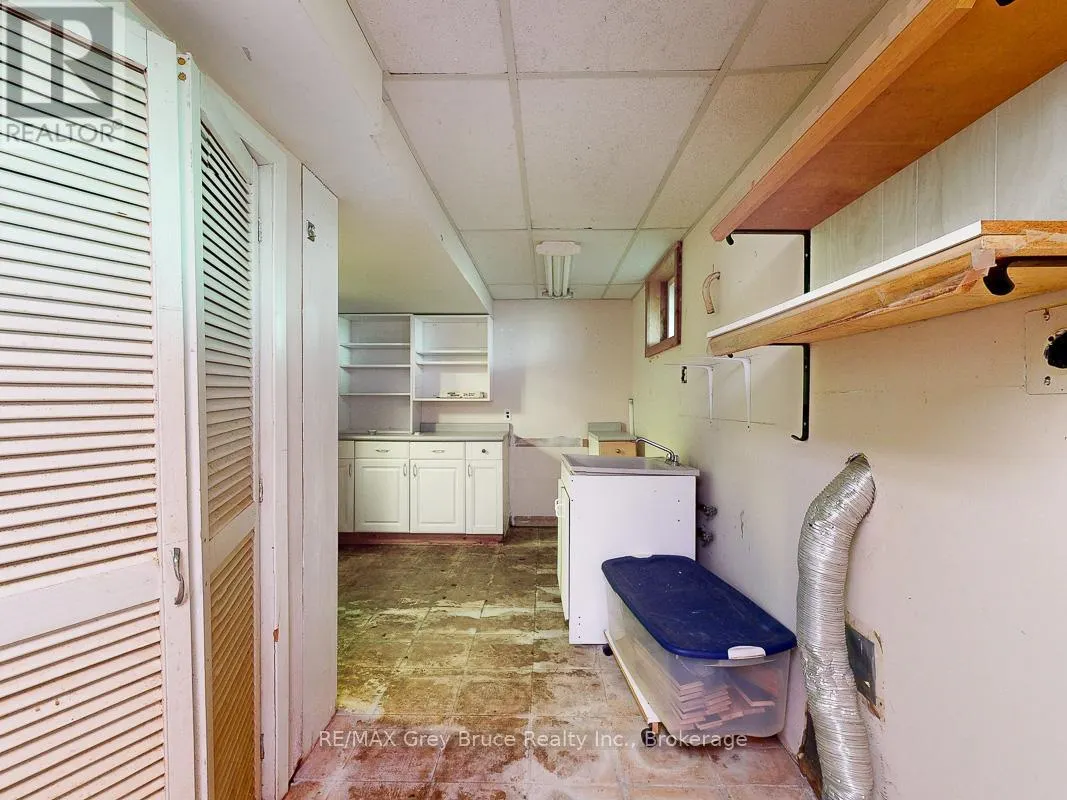 877 30TH STREET W