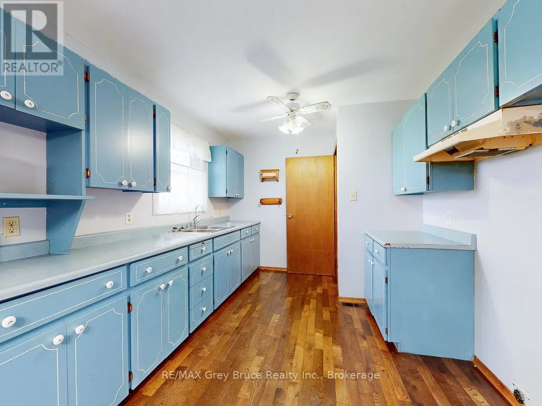 877 30TH STREET W