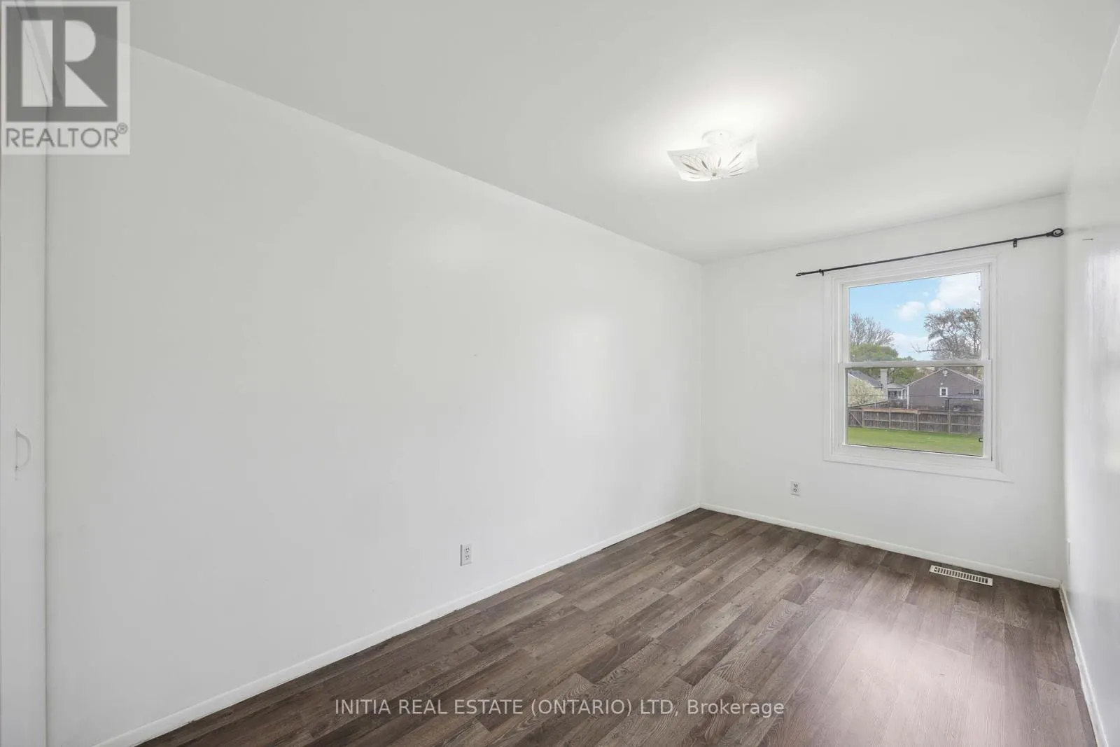 27 - 825 EXMOUTH STREET, #27