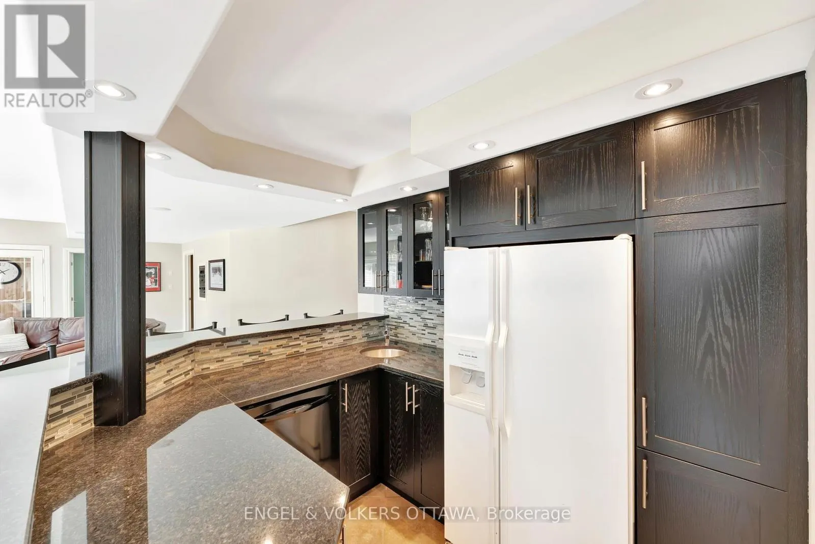 2 BEECHGROVE GARDENS