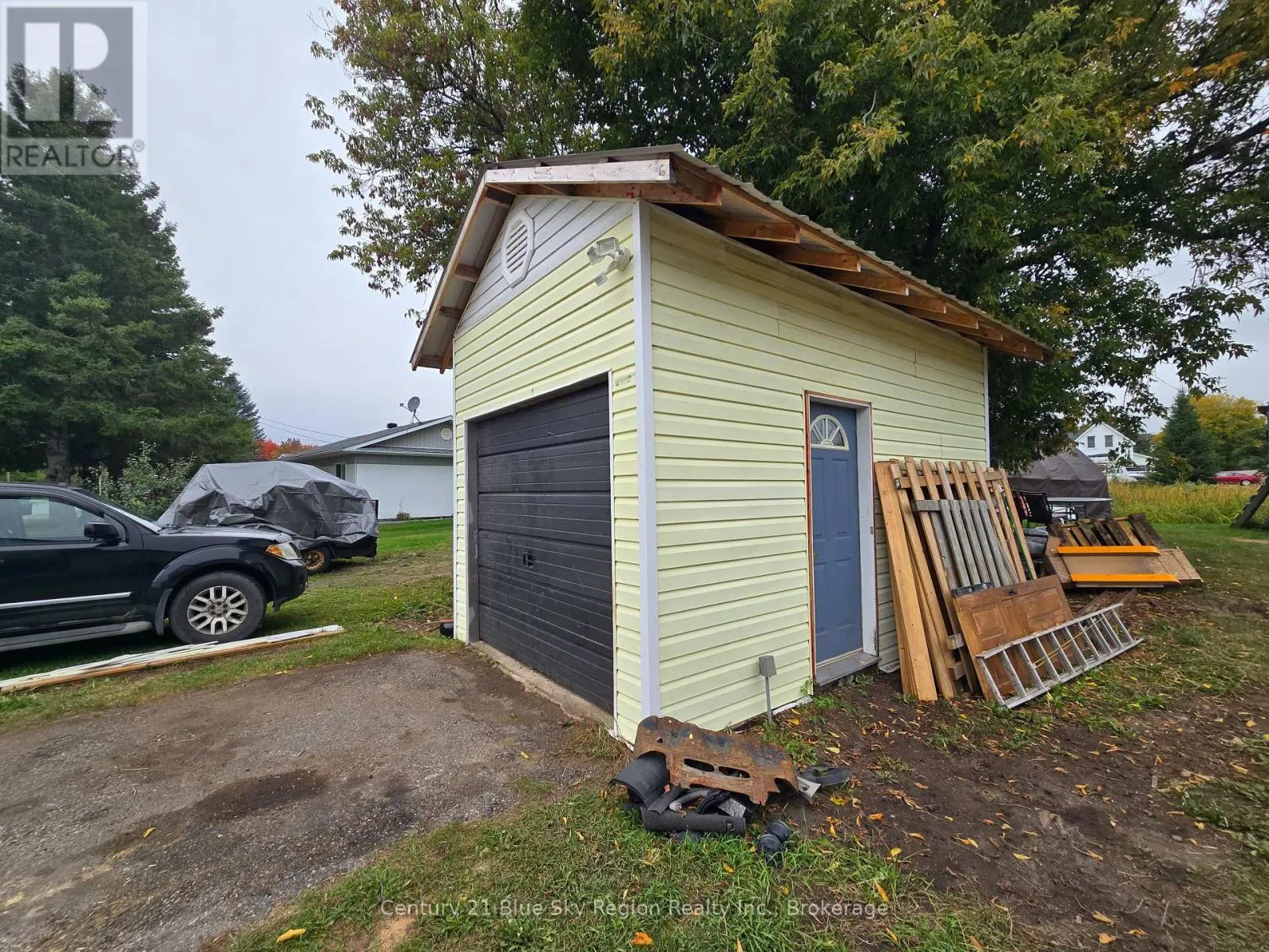 601 DRIVE-IN ROAD