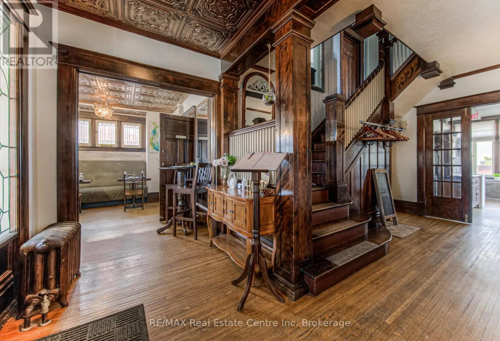 390 MAIN STREET W