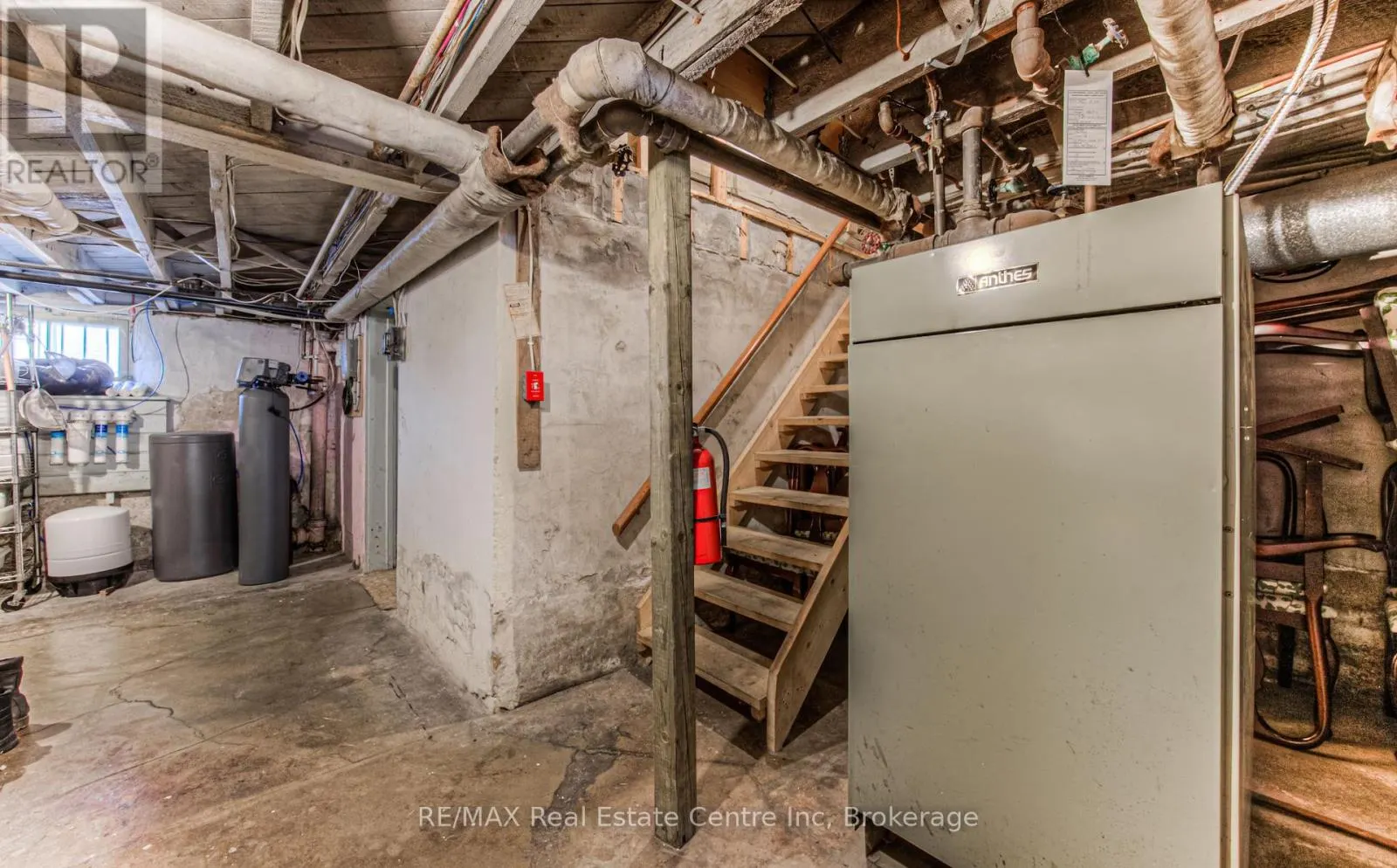 390 MAIN STREET W