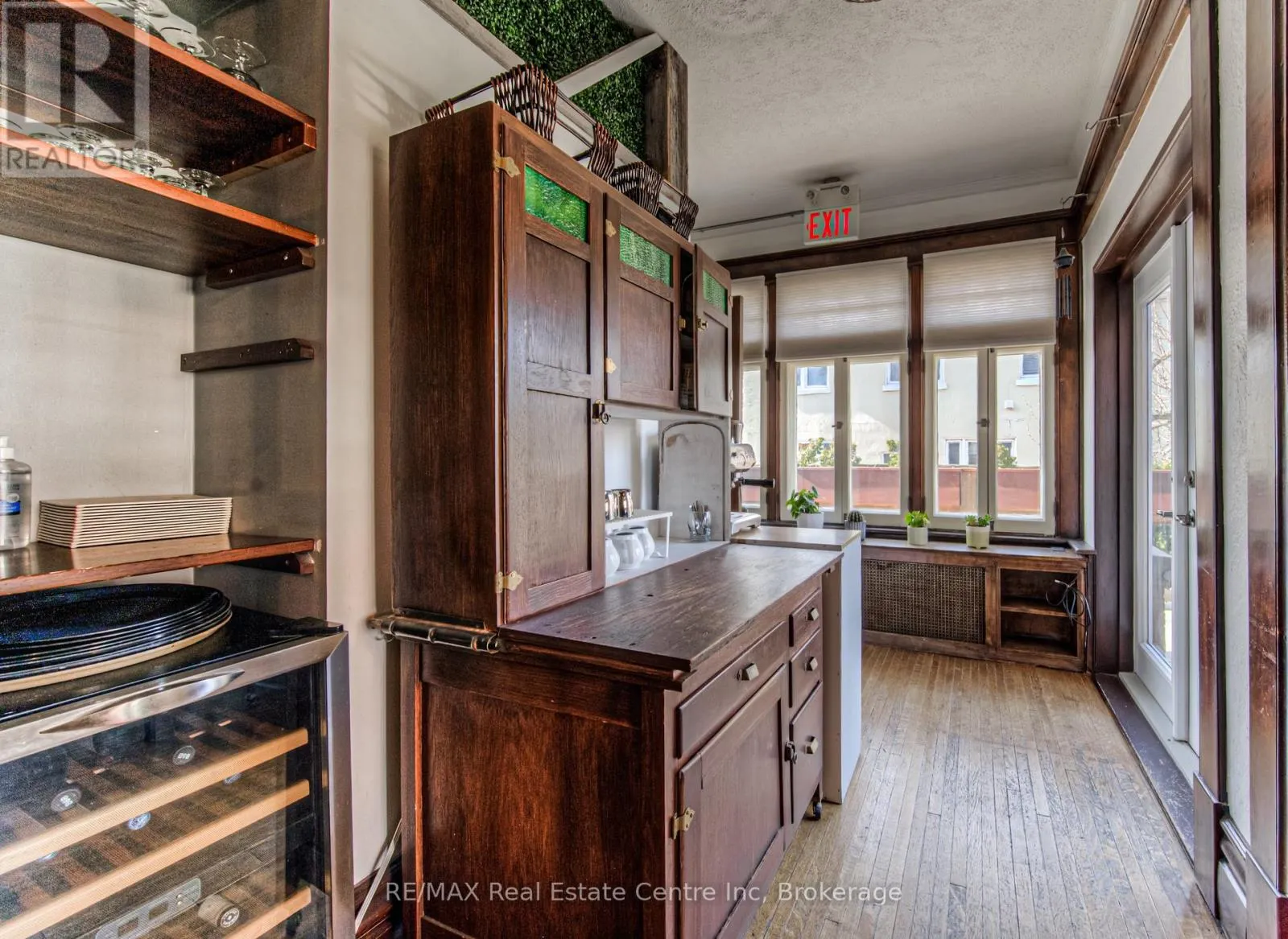 390 MAIN STREET W