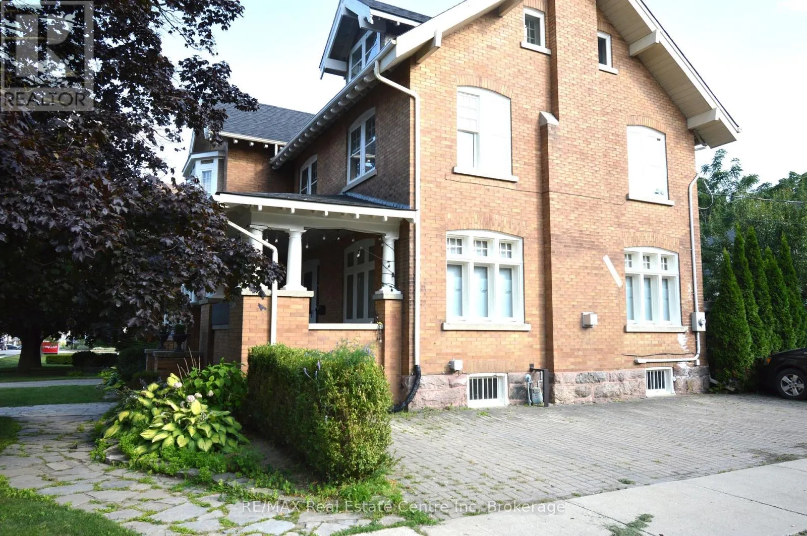 390 MAIN STREET W