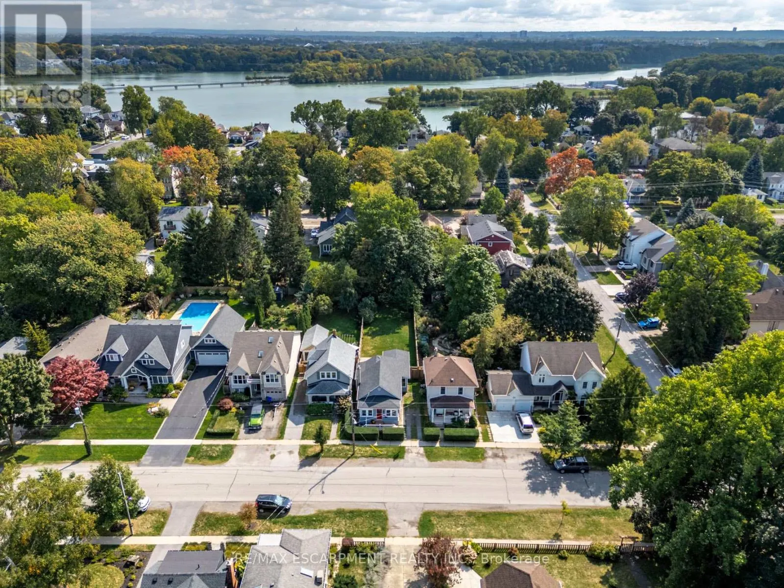 53 BAYVIEW DRIVE