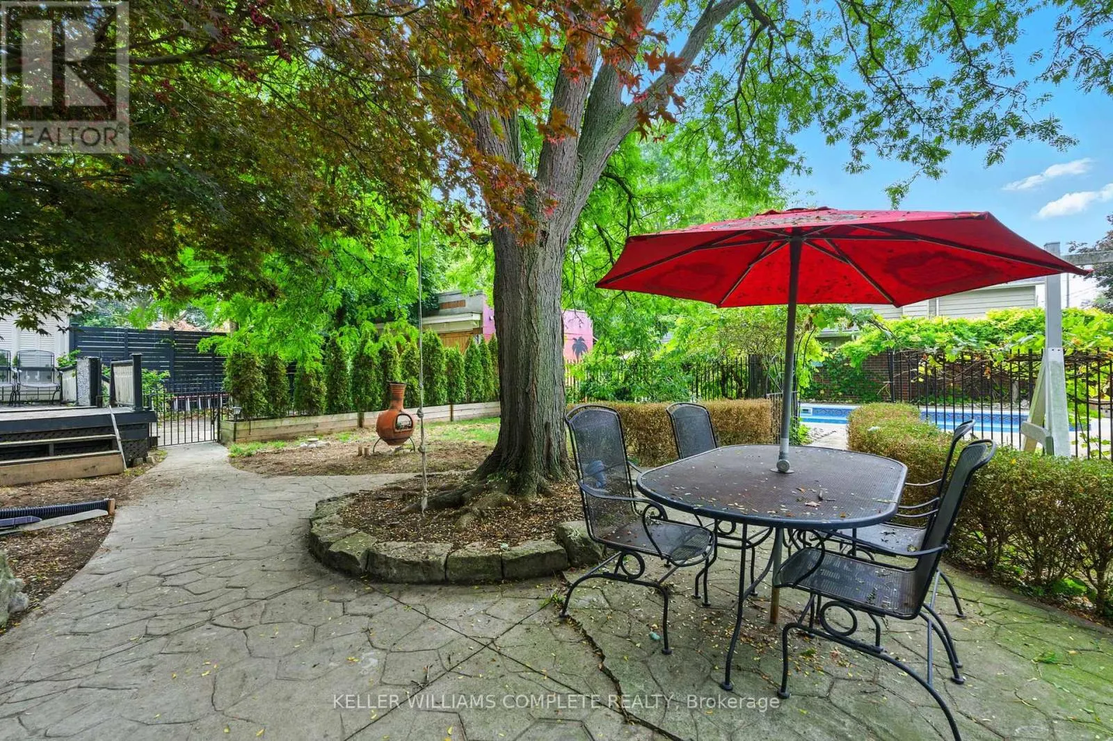 122 DUFFERIN AVENUE