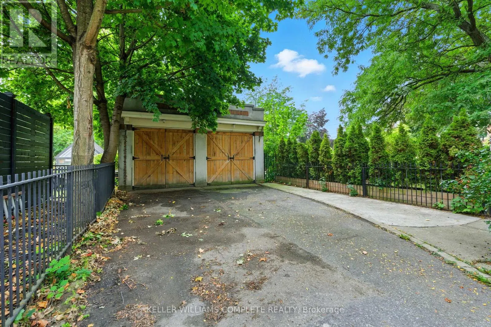 122 DUFFERIN AVENUE