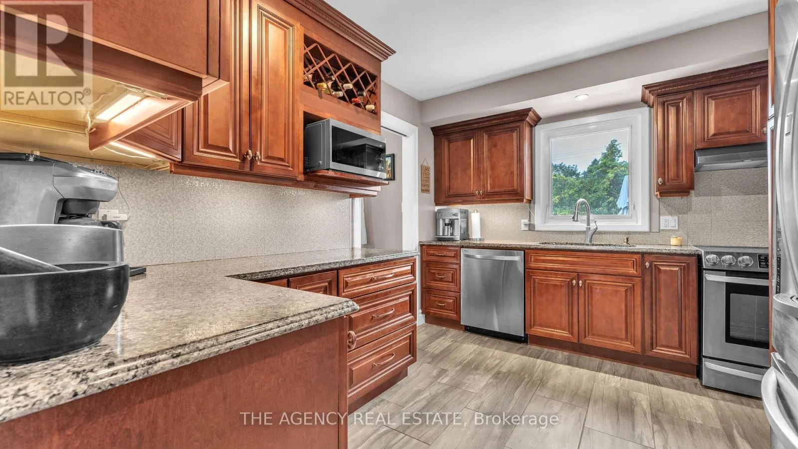 77 SOUTHVIEW CRESCENT