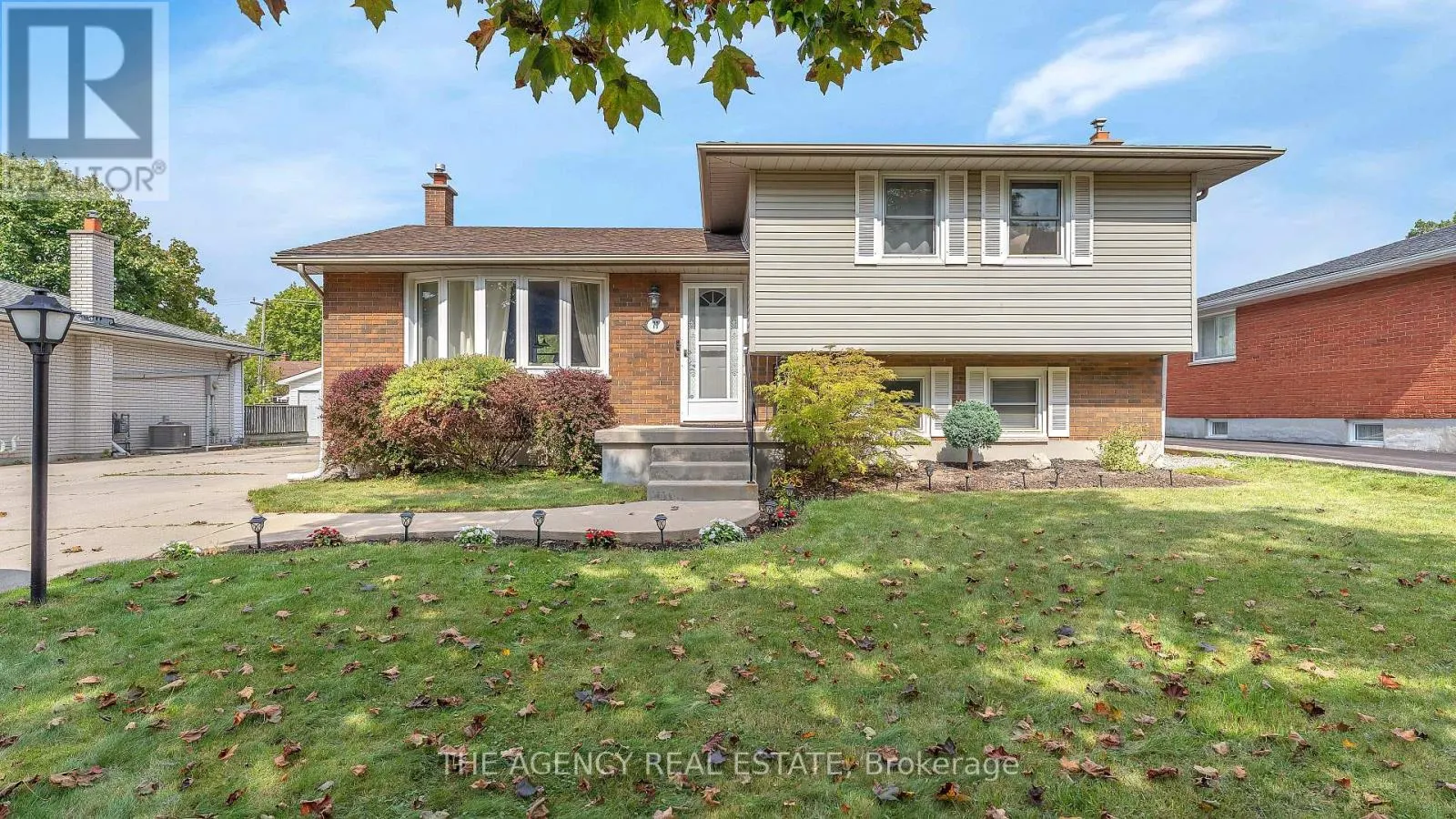 77 SOUTHVIEW CRESCENT
