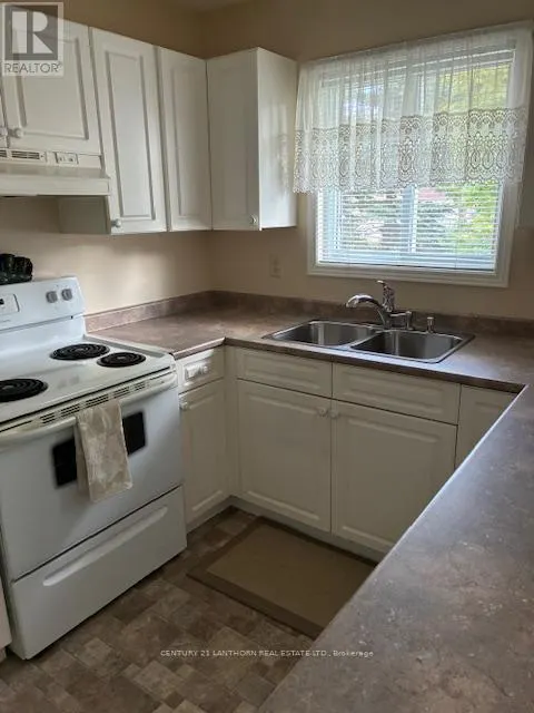 10 REYNOLDS PLACE W