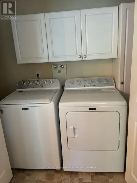 10 REYNOLDS PLACE W