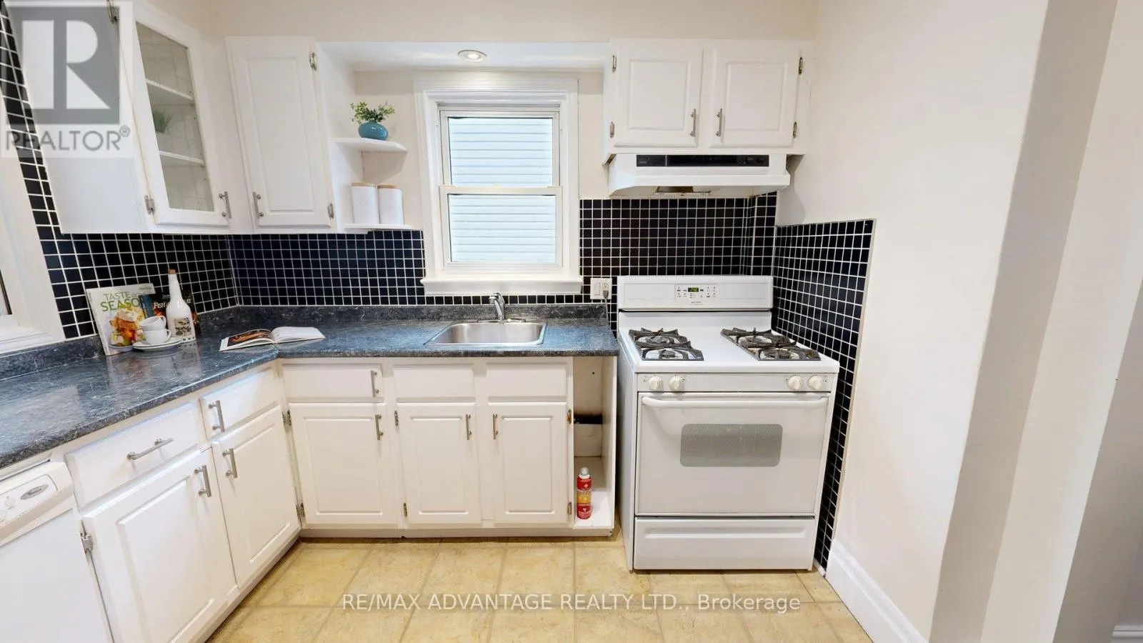 137 WOODWARD AVENUE