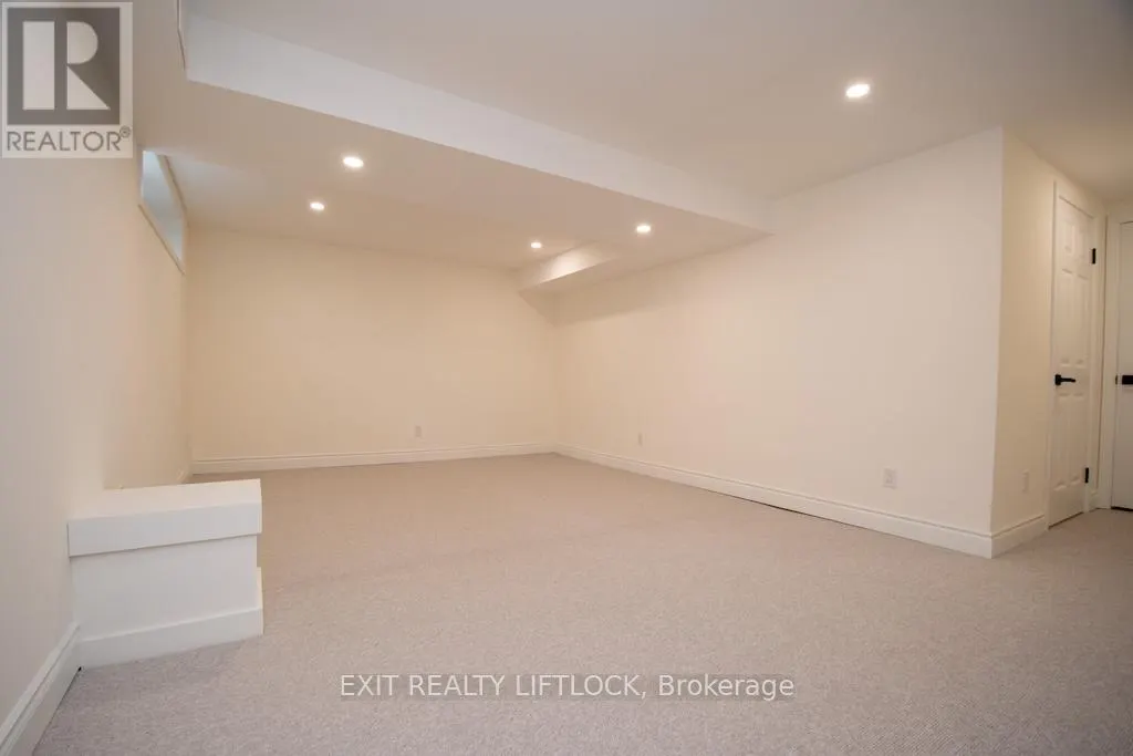 12 - 740 CHAMBERLAIN STREET, #12