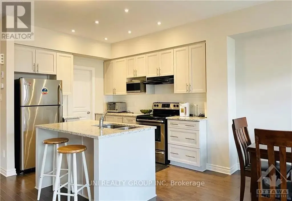520 EARNSCLIFFE GROVE