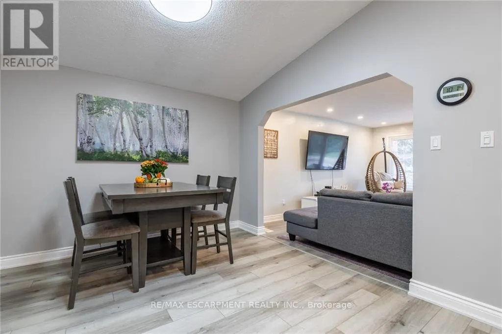 5 TWINOAKS CRESCENT