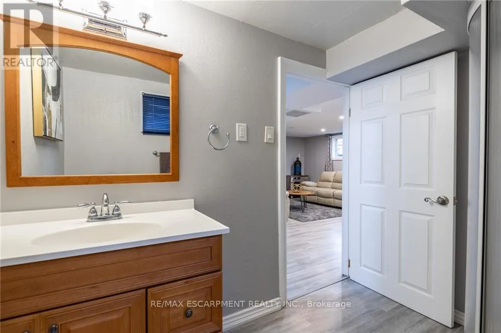 5 TWINOAKS CRESCENT