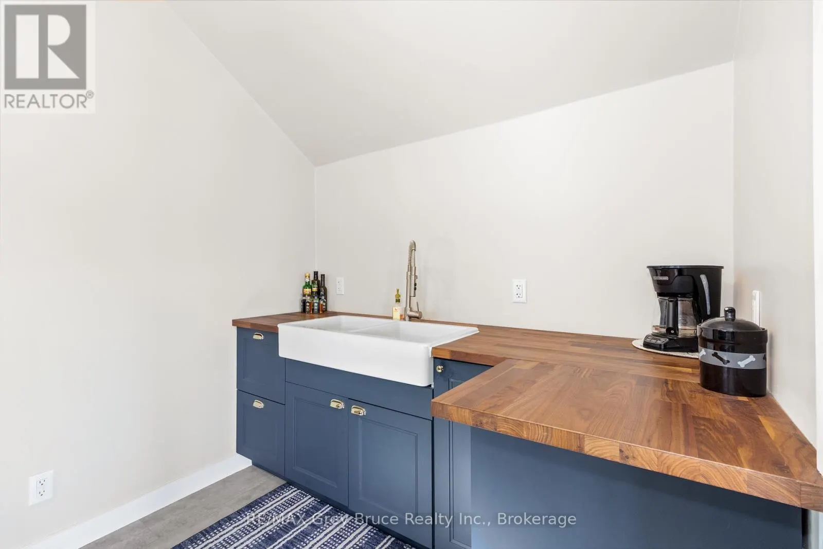 1132 DYERS BAY ROAD