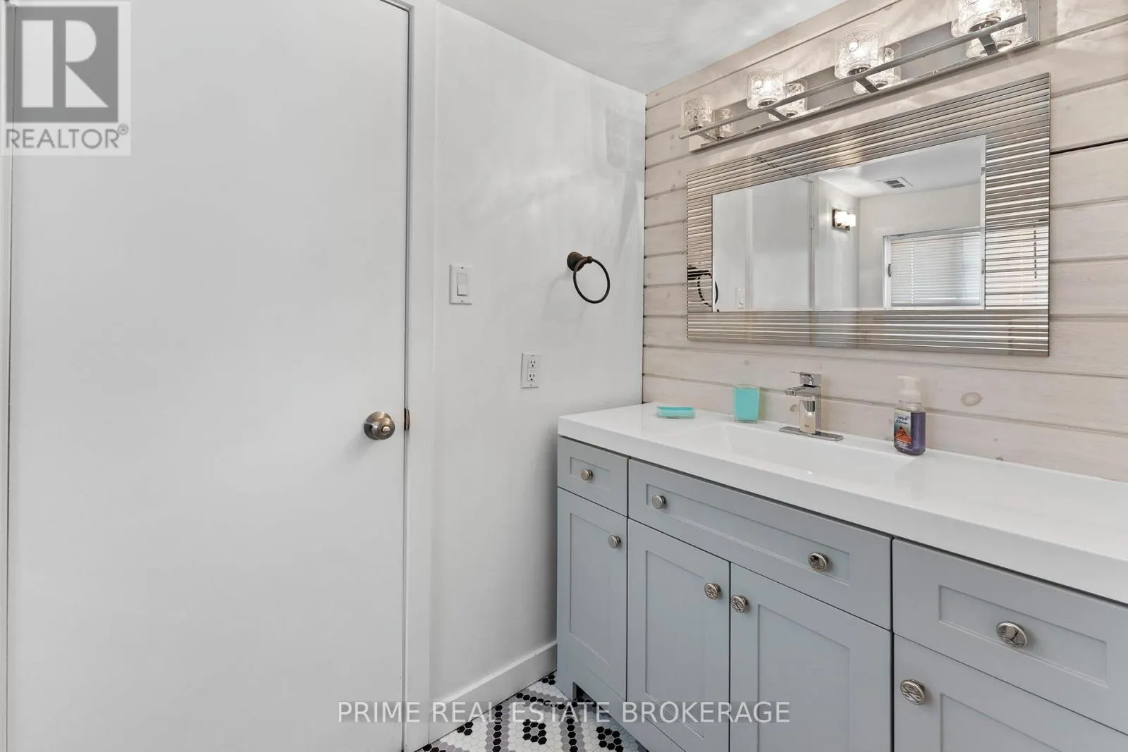 28 WOODWARD AVENUE