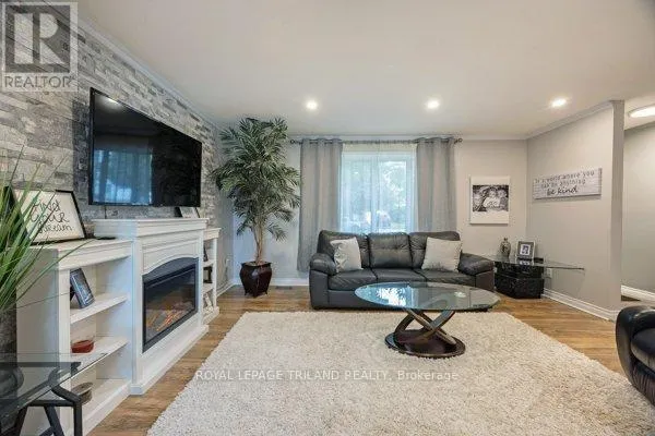 17 WINDING WAY CRESCENT