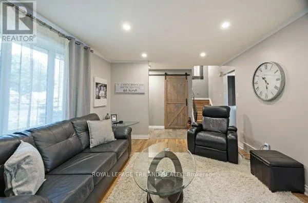 17 WINDING WAY CRESCENT