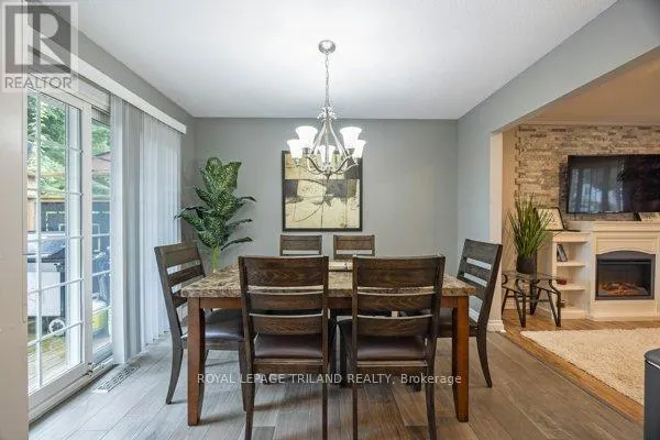 17 WINDING WAY CRESCENT