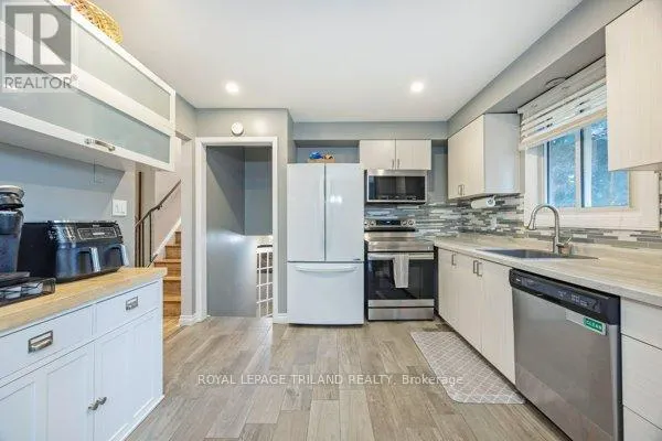 17 WINDING WAY CRESCENT