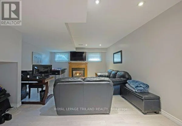 17 WINDING WAY CRESCENT
