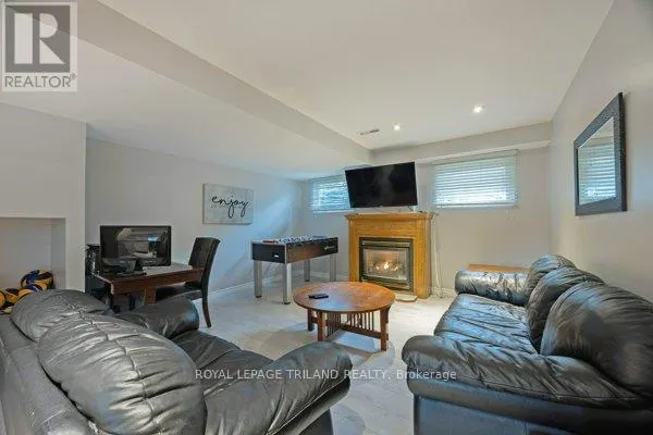 17 WINDING WAY CRESCENT