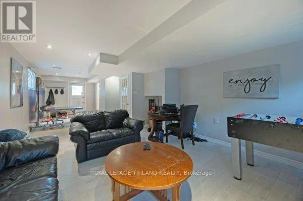 17 WINDING WAY CRESCENT