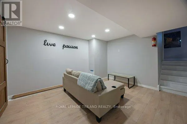 17 WINDING WAY CRESCENT