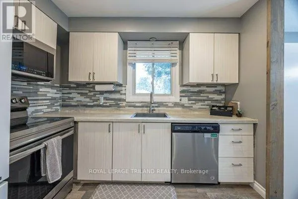 17 WINDING WAY CRESCENT