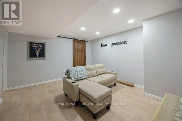 17 WINDING WAY CRESCENT
