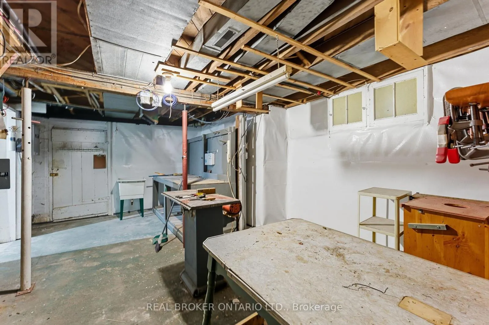 505 MAIN STREET E