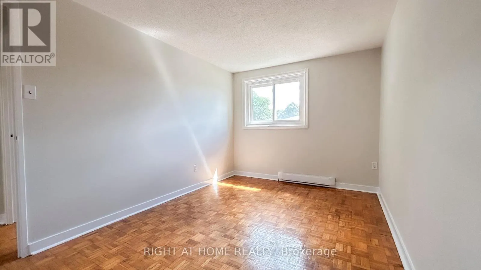 32 - 160 JANSEN AVENUE