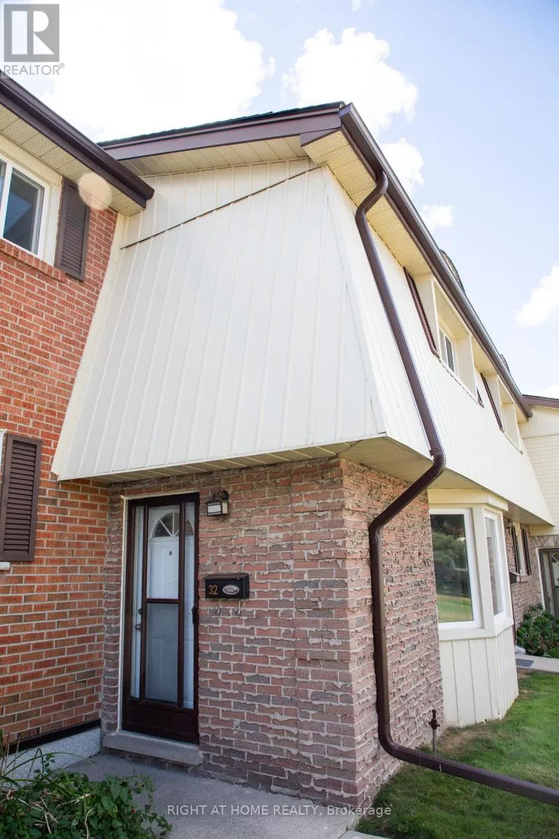 32 - 160 JANSEN AVENUE