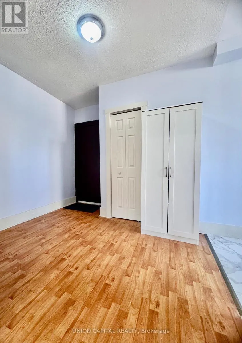 24 - 285 KING STREET W