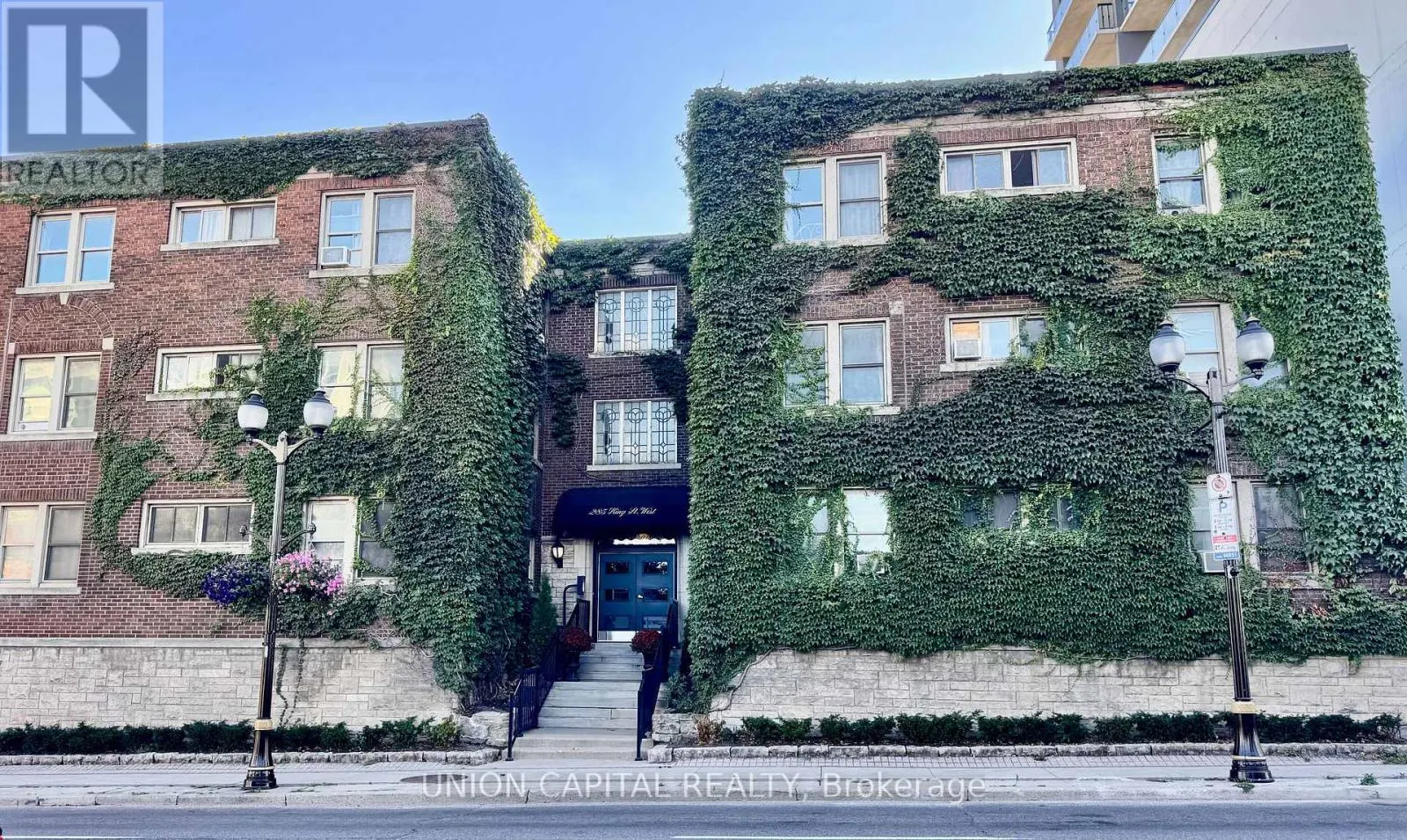 24 - 285 KING STREET W