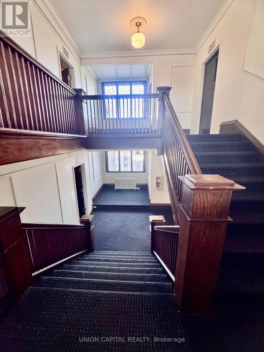 24 - 285 KING STREET W