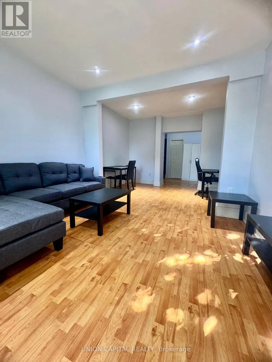24 - 285 KING STREET W