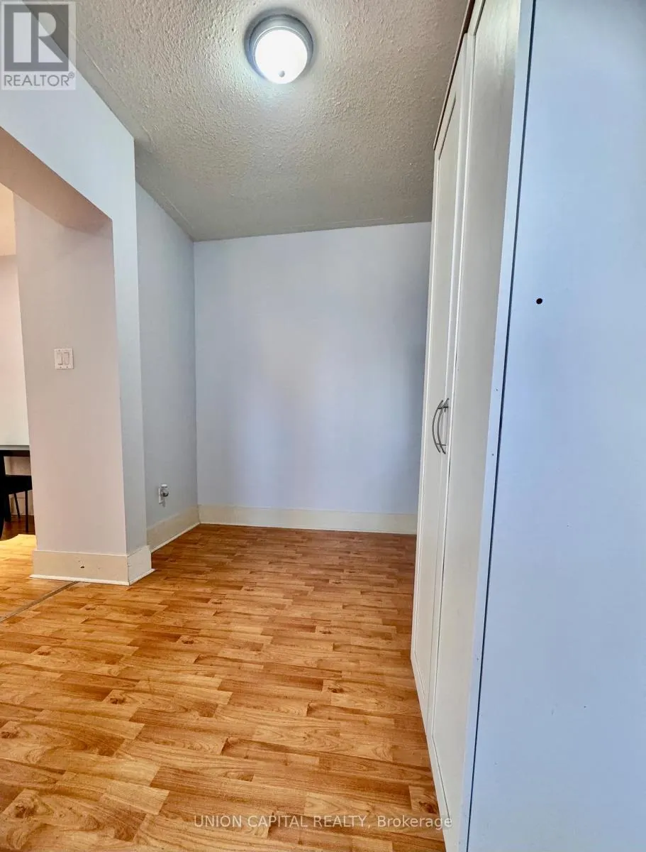24 - 285 KING STREET W