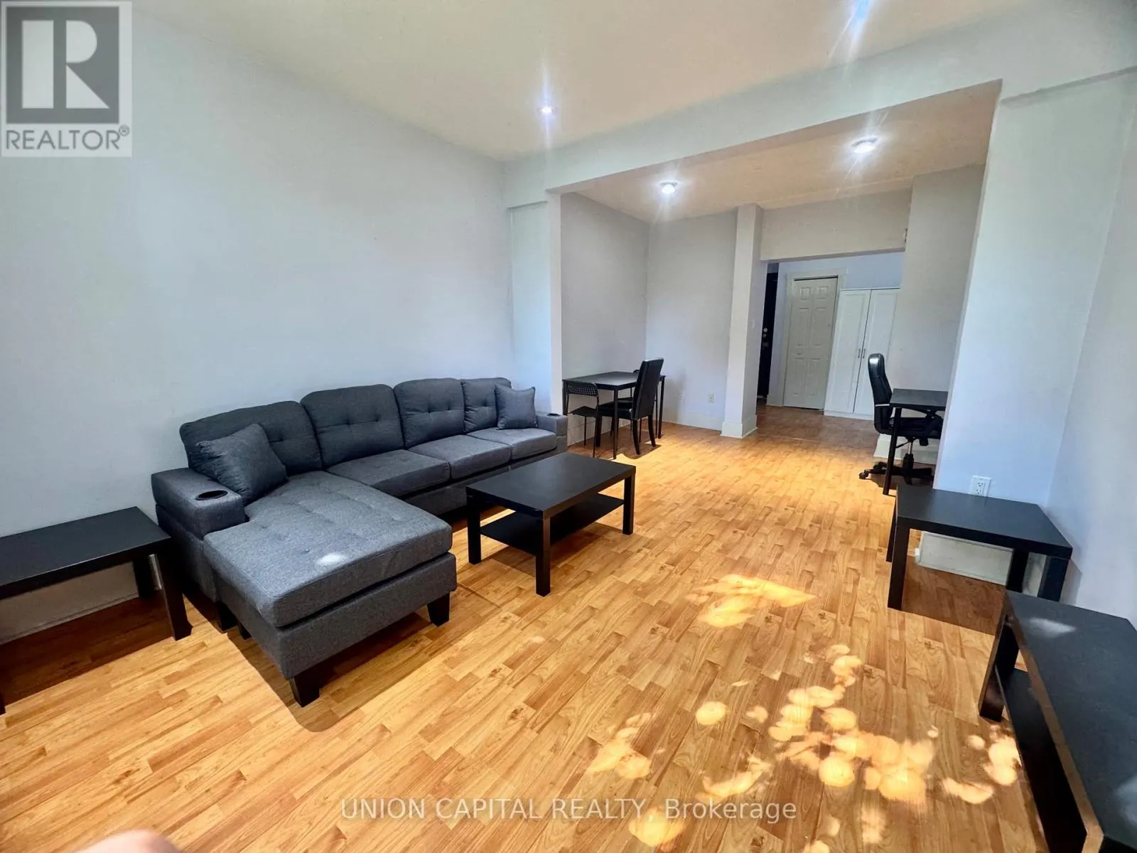 24 - 285 KING STREET W