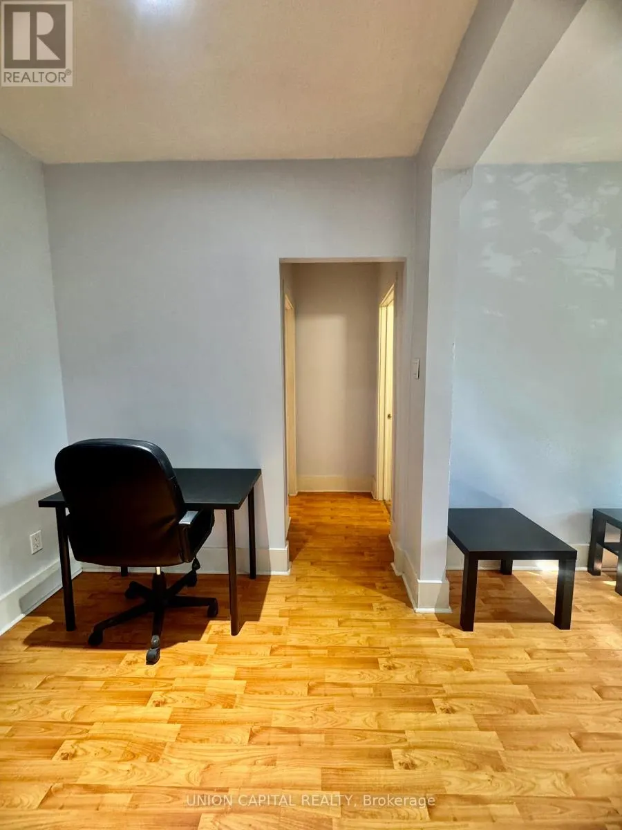 24 - 285 KING STREET W
