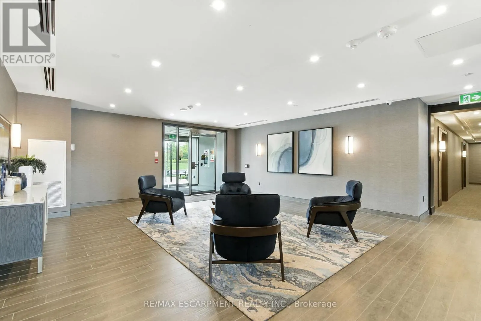 313 - 460 DUNDAS STREET E
