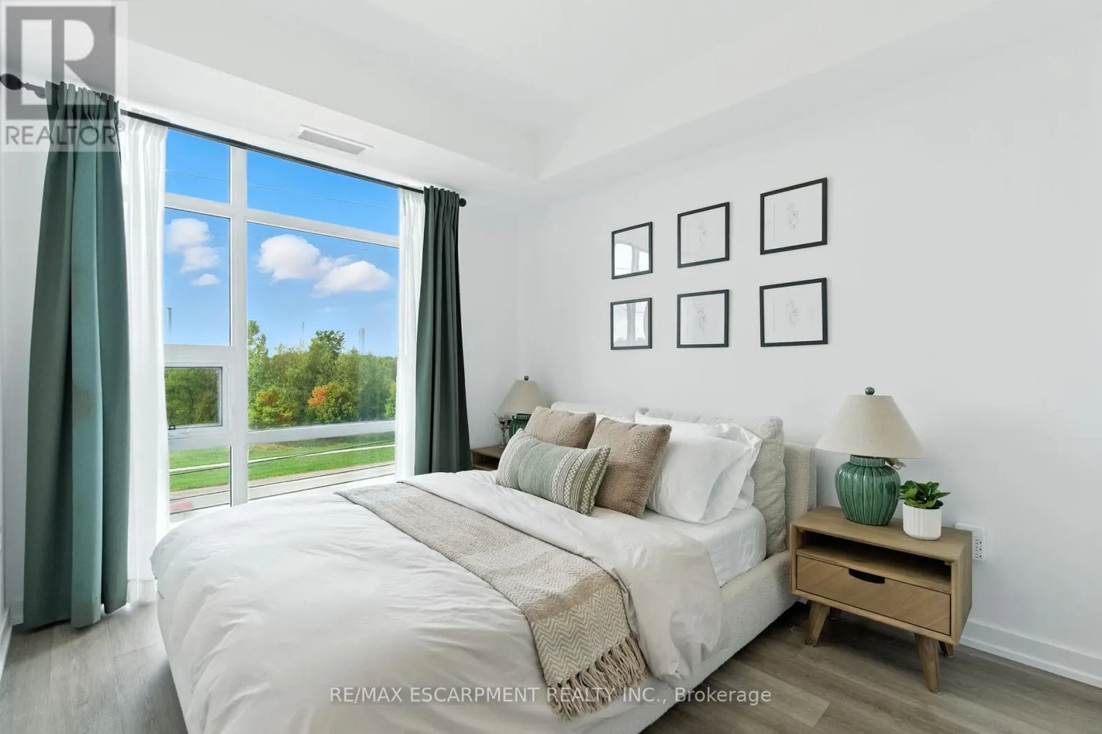 313 - 460 DUNDAS STREET E